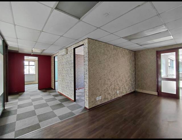143M² OFFICE TO LET IN LYME PARK